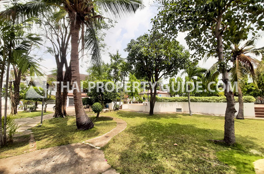 House with Shared Pool in Sukhumvit 